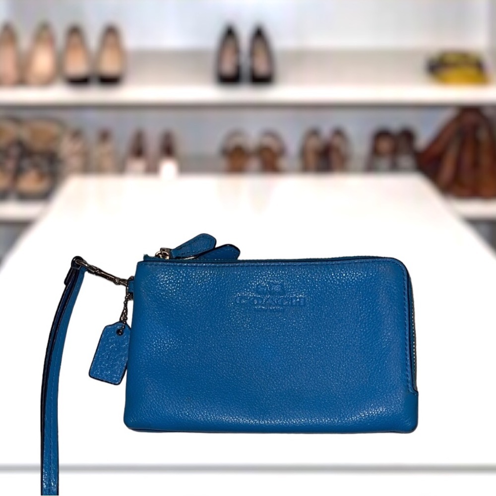 Coach wristlet 2 pockets, gorgeous color